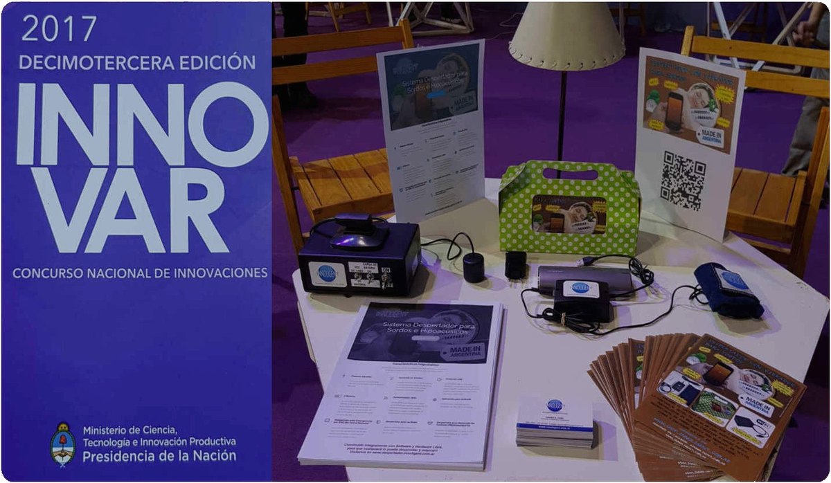 Stand del Sistema Despertador para Sordos e Hipoacúsicos en INNOVAR 2017, con los dispositivos y los folletos del proyecto sobre la mesa.